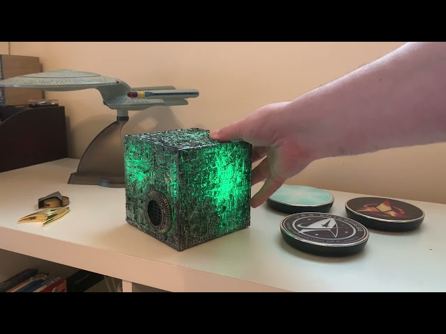 Vídeo relacionado con FAMETEK Star Trek Borg Cube - Altavoz Bluetooth con iluminación verde, efectos de sonido y citas Borg - Memorabilia, regalos, gadgets, coleccionables para los fans de Star Trek
