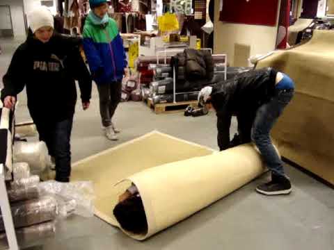 Marinella af Medborgargardet rullar en joint på Ikea
