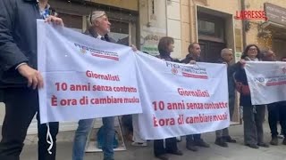 Il flash mob dei giornalisti a Sanremo: «10 anni senza contratto, è ora cambiare»