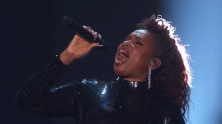 Jennifer Hudson pays tribute to Eddie Murphy with Dreamgirls medley 