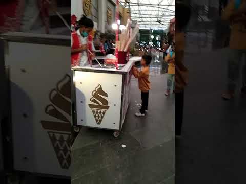 angry Boy reaction on Turkish ice cream shopkeeper spooky. Turkish ice cream # Turkish ice cream 🍦🍦.