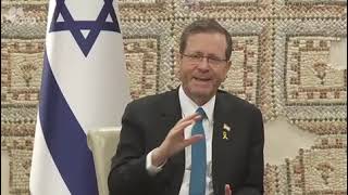 נשיא המדינה ורעייתו אירחו את נשות ואנשי המילואים ונציגי תוכנית "עמית" של משרד הביטחון (עדכוני משרד הביטחון) - התמונה מוצגת ישירות מתוך אתר האינטרנט יוטיוב. זכויות היוצרים בתמונה שייכות ליוצרה. קישור קרדיט למקור התוכן נמצא בתוך דף הסרטון