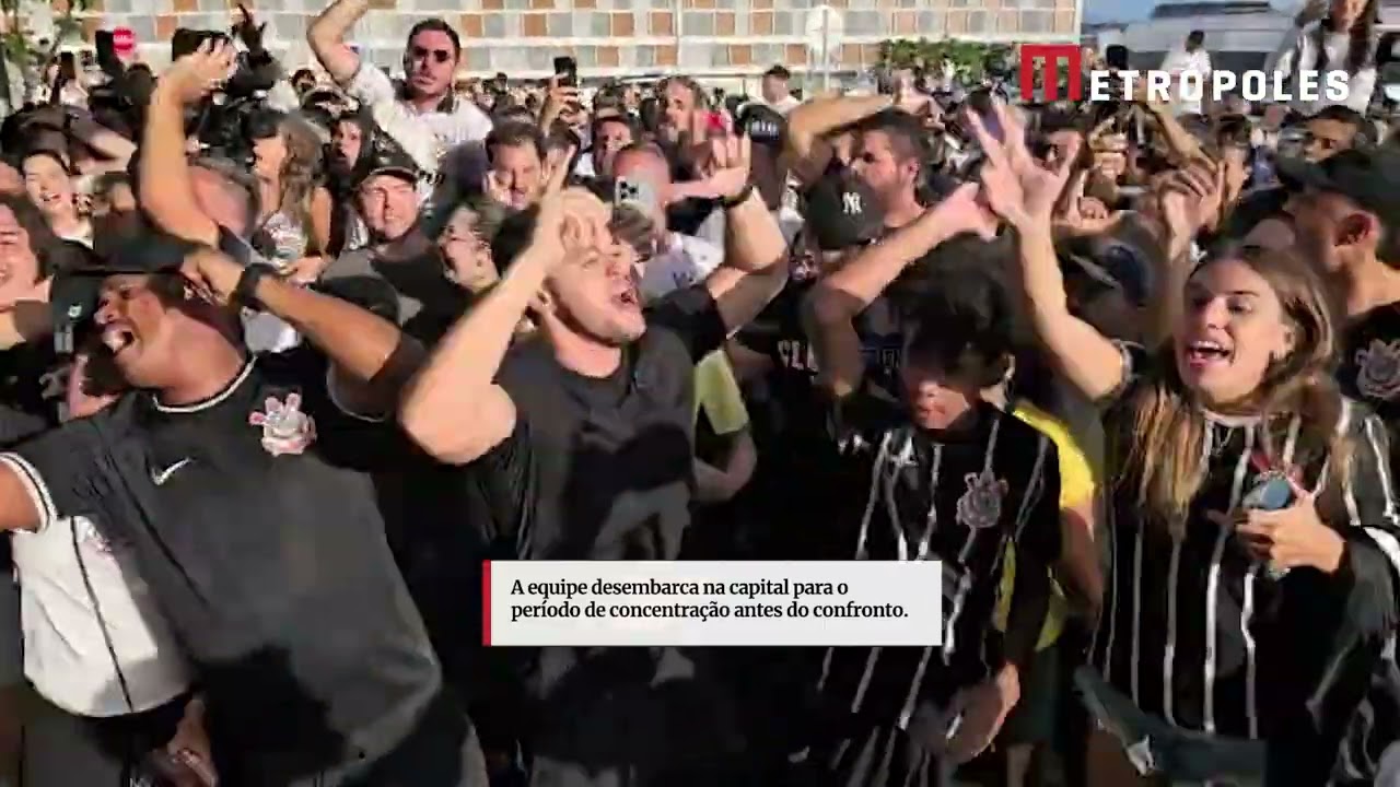 Torcedores do Corinthians aguardam jogadores no hotel em Brasília antes da Supercopa Rei