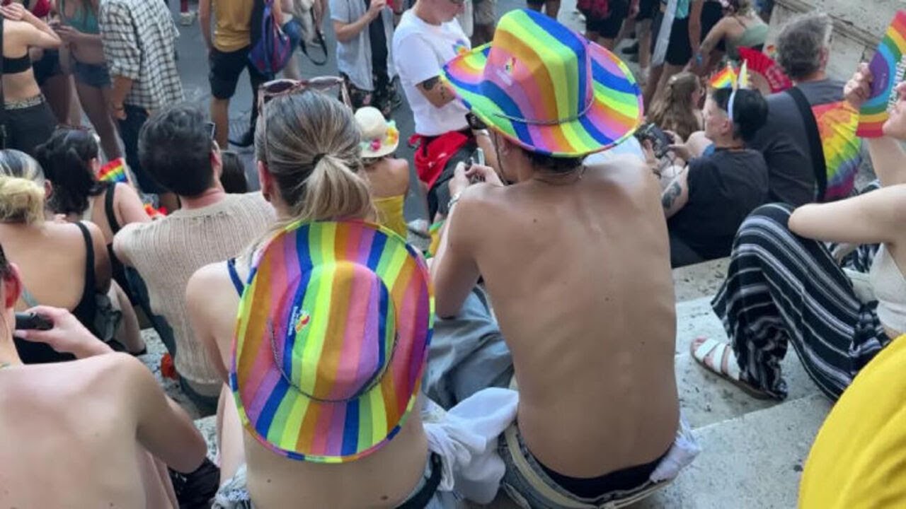 Costumi colorati, paillettes e piume, ventagli arcobaleno. I look del Pride di Roma