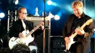 Veljekset Kinnunen plays Hassisen Kone - Levottomat jalat (Joensuu Ilovaarirock 13.7.2012)