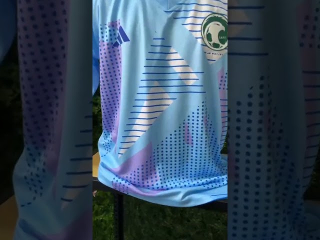 تيشيرت حارس مرمى المنتخب السعودي الجديد 2025 أزرق سماوي مع تفاصيل هندسية بدرجات البنفسجي
