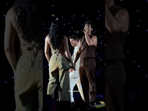 Demi Lovato and Jonas Brothers sing “Wouldn't Change a Thing” (Jonas Brothers Concert)