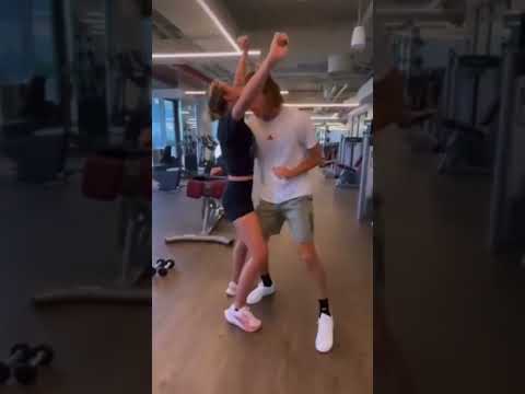 ¿NUEVO ROMANCE? EL BAILE DE BADOSA Y TSITSIPAS | TENIS | AS