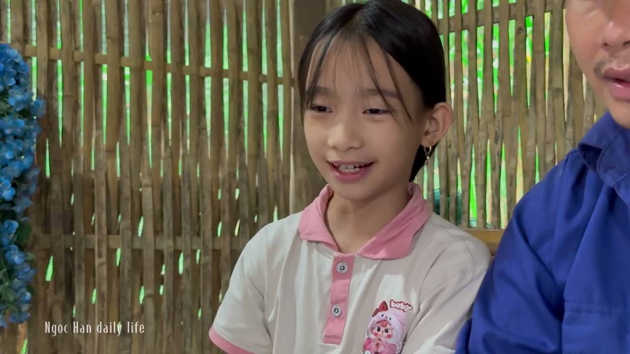 Ngoc Han received a laptop from the sponsor - Uncle Dong organized a birthday party for Han.