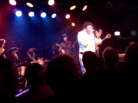 Charles Bradley & His Extraordinaires - The World (Is Going Up in Flames)