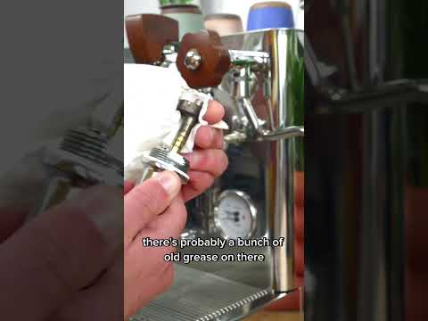 Einen quietschenden Hebel an einer Espressomaschine reparieren