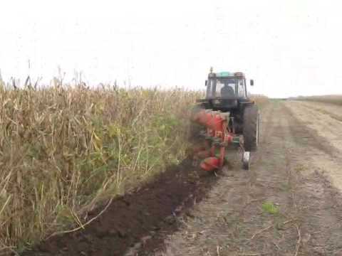 Case IH 1056xl ploughing with Kverneleand F120