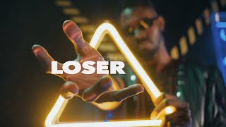 Kadr z teledysku Loser tekst piosenki Neoni