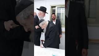 הנס הגדול ברקע השמחה: המנהיג הרב לנדו רוקד עם אחיו שיצא מסכנת חיים, בשמחת אירוסין לבן אחינו רבי יעקב