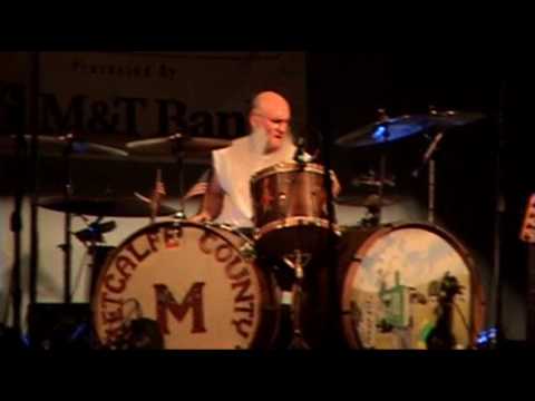 13 -  KENTUCKY HEADHUNTERS - FRED YOUNG DRUM SOLO (WIDESCREEN).wmv