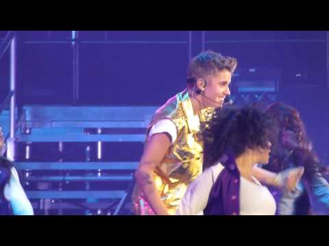 Justin Bieber singing Boyfriend in Arizona