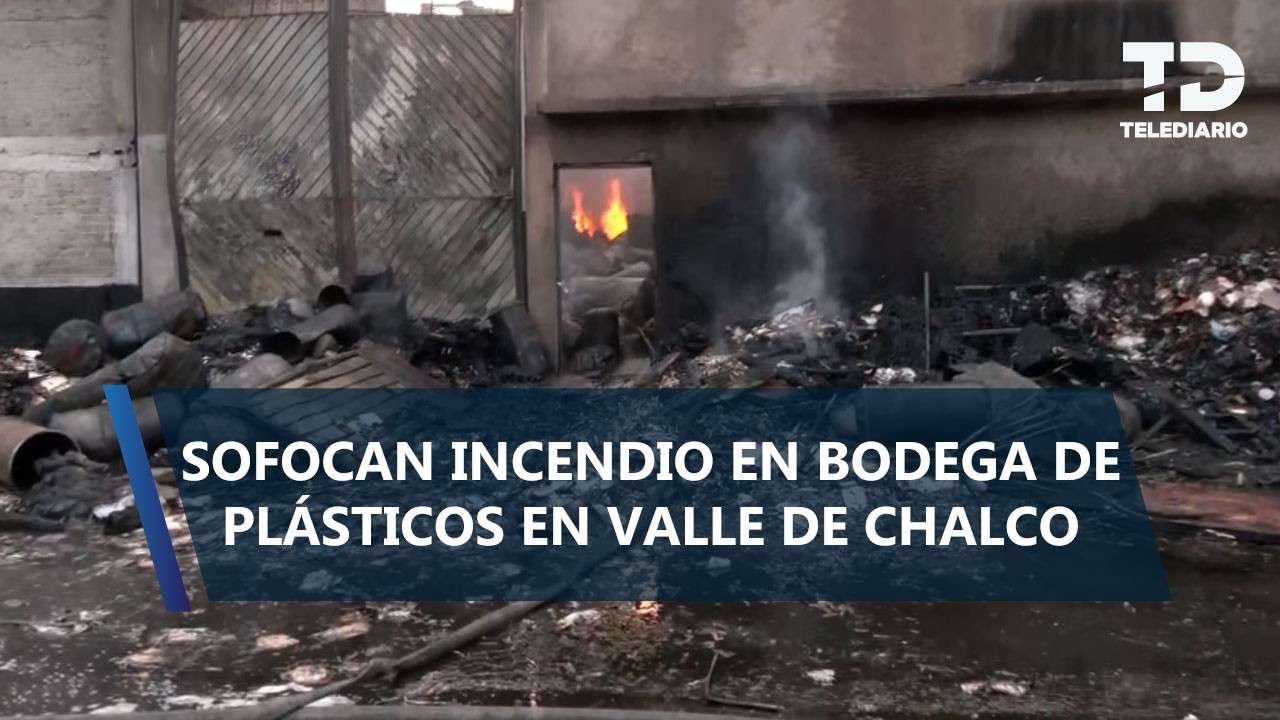 Bodega de plásticos se incendia en Valle de Chalco; bomberos laboran en la zona