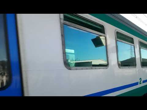 Treno regionale veloce in partenza dalla stazione di Fabro per Firenze