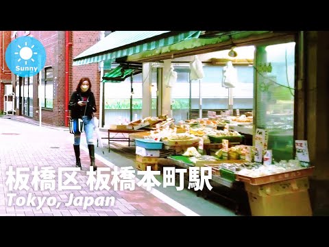 [Tóquio: Estação Itabashi Honmachi / Bairro Itabashi, Linha Toei Mita] Caminhe pela cidade onde há placas com motivo de raquete de tênis de mesa e apoio aos atletas (sábado, 26 de março de 2022)