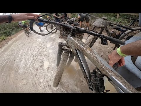 Novelinha Brasil Ride 2025 -  Ep. 8: Enfrentando LAMAÇAL para chegar no acampamento