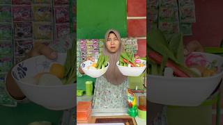 Download lagu This lady wants to buy seblak but she brought a lot of ingredients. mp3