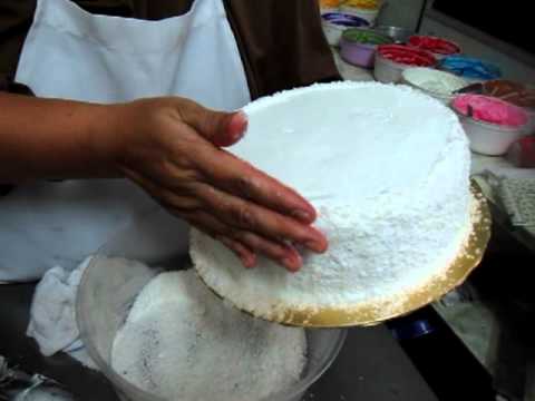 melepa krim dan menghias blueberry cake