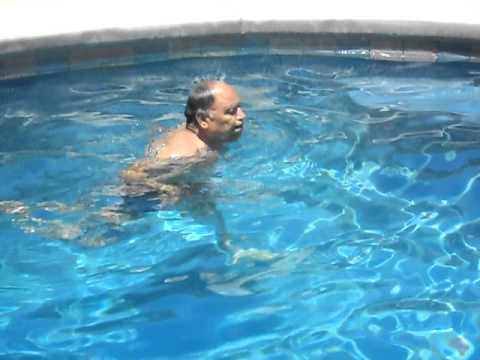 Mi Papa (Don Vita) en la piscina