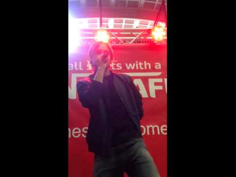 Hej jag träffade Kevin. Walker i centralen i Stockholm.