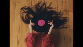 Musik-Video-Miniaturansicht zu Lil Tune Songtext von Gus Dapperton & Electric Guest