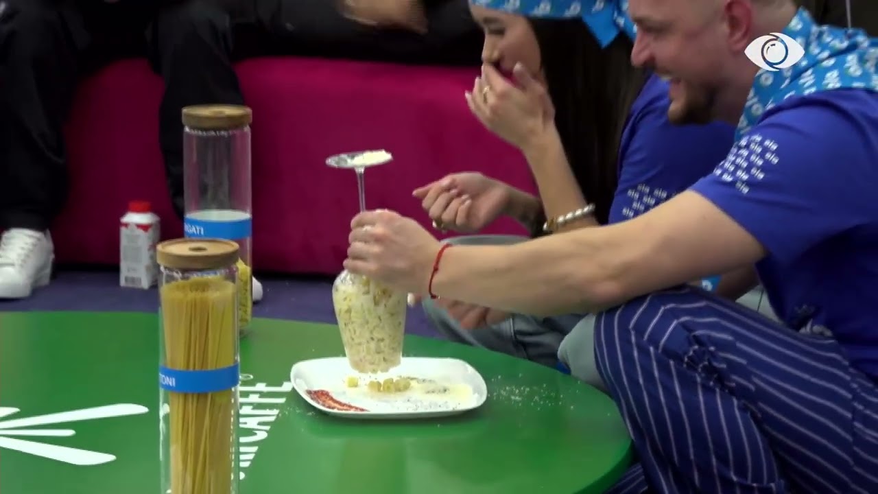 Greta dhe Shëndriti tentojnë të nxjerrin pastat nga gota, banorët shpërthejnë në të qeshura