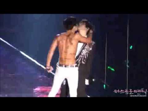 Jonghyun & Taemin kiss @ SWC ll in Seoul