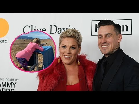 Das dürfte auch für Waffen-Fans ein ungewöhnlicher Anblick sein: Der Ehemann von Sängerin Pink (41),