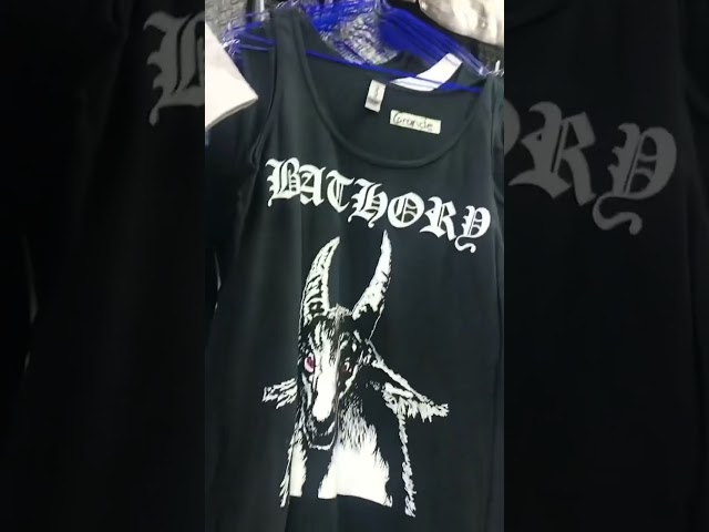 Vídeo relacionado con Estilo gótico Metal Snack Tipografía Estética Camiseta Premium