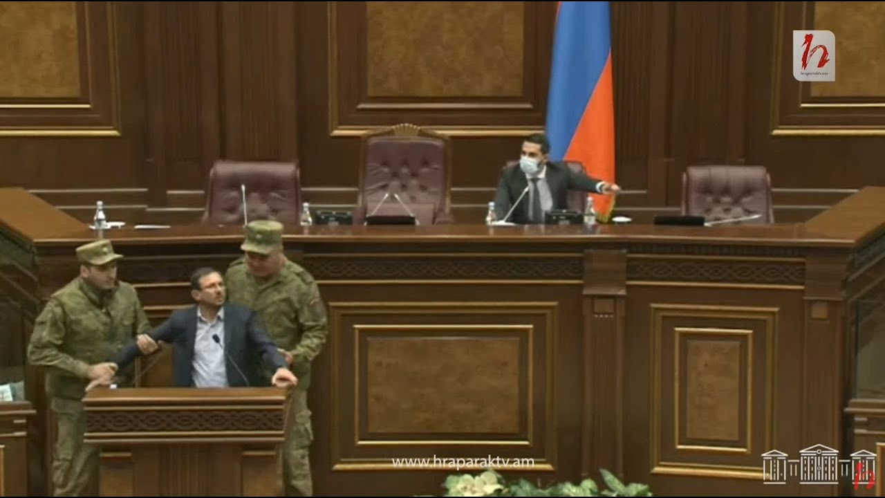 Իրարանցում ԱԺ-ում. Գեղամ Մանուկյանին «դավաճան» բառի համար հեռացրին ամբիոնից 