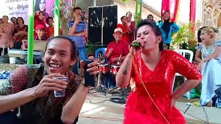 Download lagu Pas resepsi ada orang gila masuk. Ikut joget lucu banget deh mp3