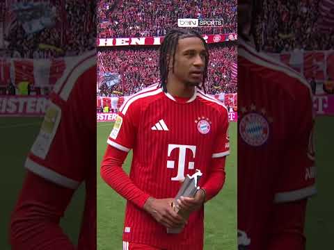 😎🏆 Michael Olise reçoit son trophée de joueur de la saison en Bundesliga !
