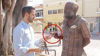 ¡Mendigo recibe dinero por su Honestidad! (Experimento Social)