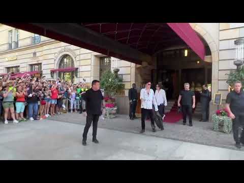 Keith Richards and Ronnie Wood leaving the hotel on their way to the show at the Waldbühne, Berlin