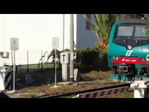 E464 106 alle ore 17:06 al passaggio a livello + angolazione speciale