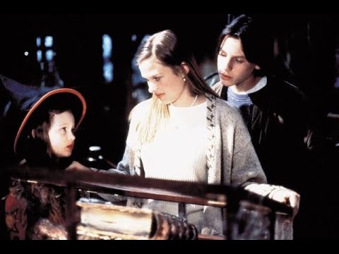 Hocus Pocus - Max Lights The Black Flame Candle (4K)