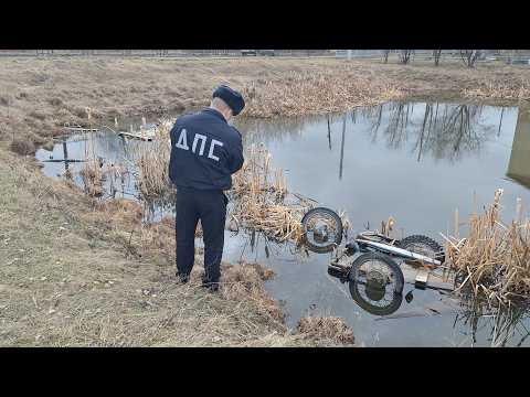 Мотоаппарат с коляской кувыркнулся в пожарный водоём и убил трайкера. Real video