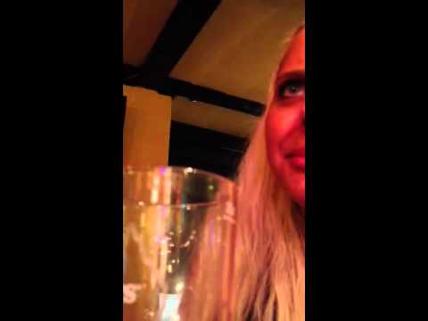 Stiv kælling på cafe capri