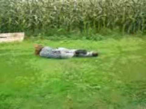 Ich werf dem Josh ein Apfel gegen den Kopf