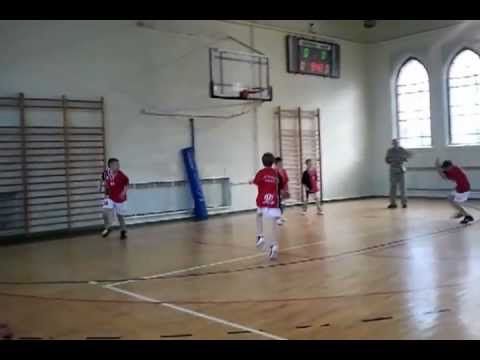 Basket Kwidzyn - rocznik 2000 rozgrzewa się przed meczem z Pelplinem