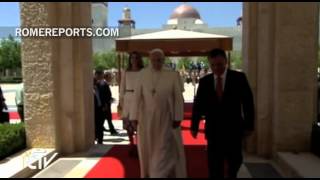 Abdullah and Rania of Jordan receive Pope Francis at the door of the Royal Palace