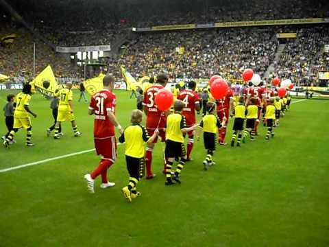 Einlauf-Eskorte SV Frisia 03 mit FC Bayern München