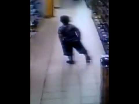 Мальчик насрал в магазине