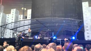 TRUST - Dressed For Space  Live Paris 27/06/14 Stade de France