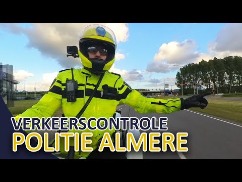 Politie Almere | Wapen aangetroffen tijdens controle | Politiemotor