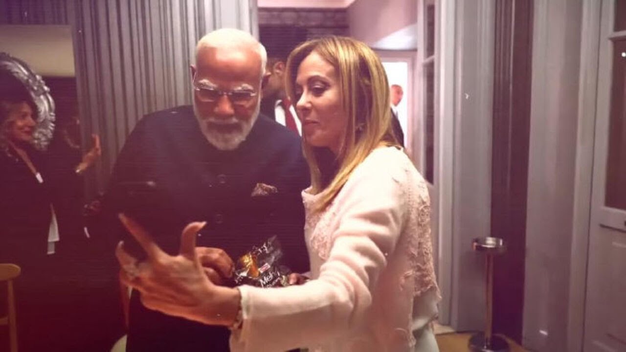 Modi porta a Meloni le caramelle ‘Melody’ in regalo e Giorgia fa il selfie